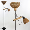 Stāvlampa ar diviem rotangpalmas abažūriem — boho un industriālā stila apvienojums.