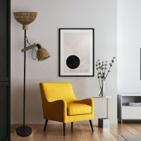 Stāvlampa ar diviem rotangpalmas abažūriem — boho un industriālā stila apvienojums.