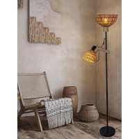 Stāvlampa ar diviem rotangpalmas abažūriem — boho un industriālā stila apvienojums.