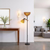 Stāvlampa ar diviem rotangpalmas abažūriem — boho un industriālā stila apvienojums.