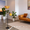 Stāvlampa ar diviem rotangpalmas abažūriem — boho un industriālā stila apvienojums.