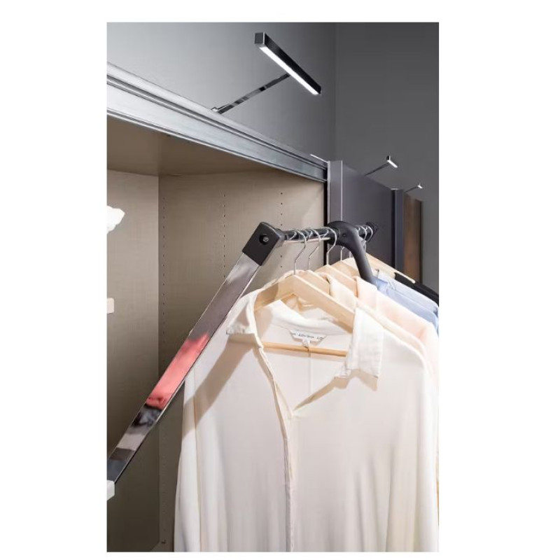 Regulējams, iebūvējams drēbju pacēlājs 90 -110 cm.