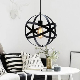 Melna industriāla griestu lampa ar regulējamu augstumu.