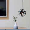Melna industriāla griestu lampa ar regulējamu augstumu.