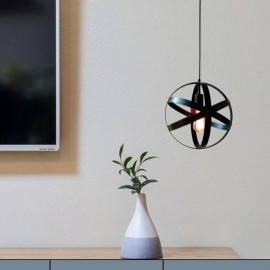 Melna industriāla griestu lampa ar regulējamu augstumu.