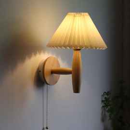 Retro stila koka sienas lampa ar auklas slēdzi.