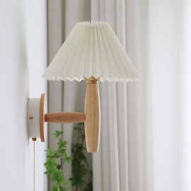 Retro stila koka sienas lampa ar auklas slēdzi.