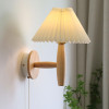 Retro stila koka sienas lampa ar auklas slēdzi.