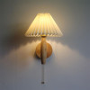 Retro stila koka sienas lampa ar auklas slēdzi.
