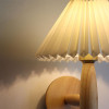 Retro stila koka sienas lampa ar auklas slēdzi.