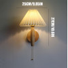 Retro stila koka sienas lampa ar auklas slēdzi.