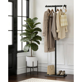 T veida brīvi stāvošs drēbju statīvs.