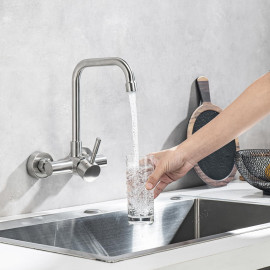 ONECE pie sienas montējams jaucējkrāns.