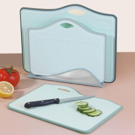 “CLOVE” plastmasas griešanas dēlīšu komplekts ar statīvu no nerūsējošā tērauda.