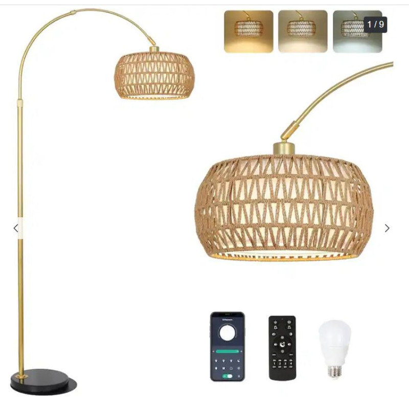 Zelta krāsas arkas tipa stāvlampa viesistabai ar pulti un regulējamu spilgtumu.