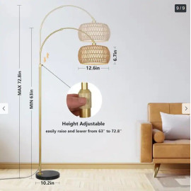 Zelta krāsas arkas tipa stāvlampa viesistabai ar pulti un regulējamu spilgtumu.