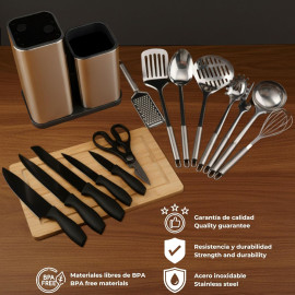 17 daļu nerūsējošā tērauda virtuves piederumu komplekts ar statīvu.