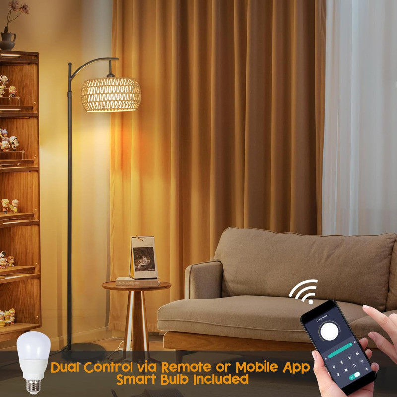 Viedā grīdas lampa ar rotangpalmas abažūru “TUXOIUBA”.